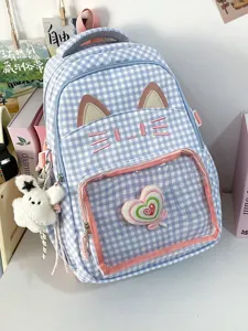 Dettaglio zaino a quadri vichy blu con orecchie di gatto e tasca trasparente per studenti carino.