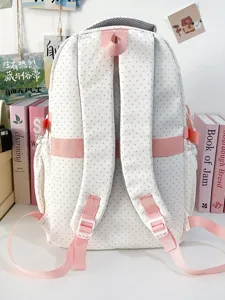 Primo piano del grazioso zaino bianco e rosa a pois con spallacci regolabili.