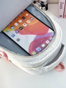 Dettaglio zaino da studente a pois carino che mostra la capacità interna e lo scomparto tablet.