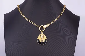Goldene ägyptische Pharao Anhänger Halskette, schwere Kette, Vintage Schmuck Detail.