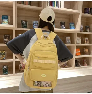 Vista dettagliata dello zaino da studente giallo elegante con tasca frontale trasparente.