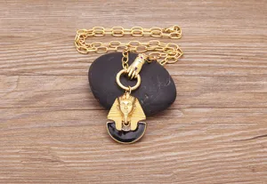Detailansicht der vergoldeten ägyptischen Pharao Sphinx Anhänger Halskette mit schwerer Kette.
