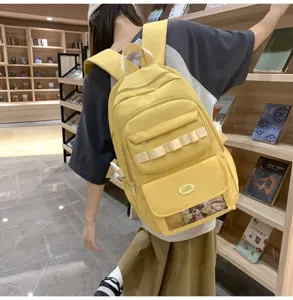 Grande zaino casual giallo con finestra frontale trasparente per spille e carte anime carine.
