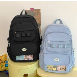 Vista dettagliata di zaini alla moda di grande capacità con finestra trasparente e tasche.