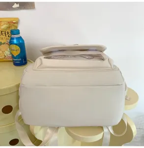 Vista dettagliata dello zaino beige con tasca trasparente, stile Mori per studenti.