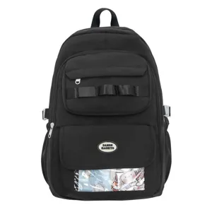 Vista dettagliata dello zaino nero con finestra trasparente per spille e design spazioso a più tasche.