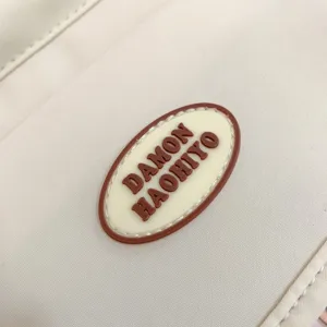 Primo piano di uno zaino in tela con un'elegante etichetta ovale in gomma del marchio.