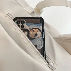 Primo piano dettagliato della tasca con zip dello zaino bianco dal design minimalista.