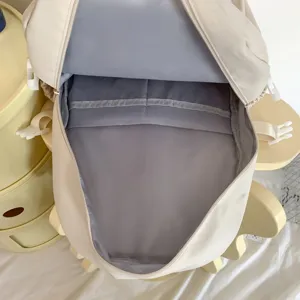 Vista dettagliata dell'interno dello zaino beige che mostra ampi scomparti spaziosi.