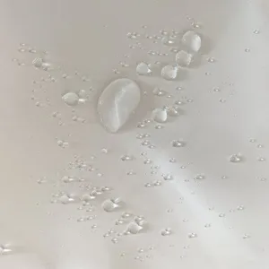 Dettaglio del tessuto dello zaino impermeabile primo piano che mostra ottime prestazioni d'uso