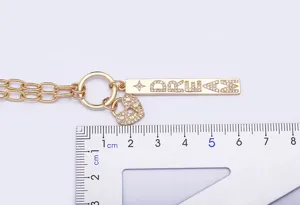 Primo piano dettagliato del ciondolo per collana punk placcato oro con strass e righello.