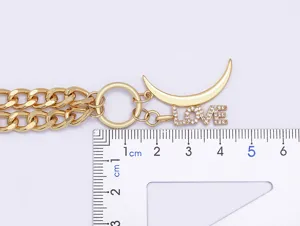 Collana a catena multistrato placcata in oro con luna crescente e ciondolo LOVE.