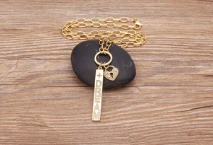 Collana con catena grossa placcata oro 18K stile punk con lettera DREAM e lucchetto strass.