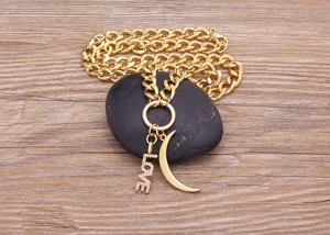 Collana catena cubana color oro con ciondolo lettera amore e mezzaluna stile chic.