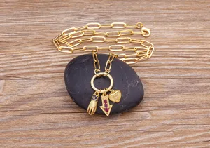 Collana catena graffetta placcata oro con ciondoli mano hamsa freccia cuore stile punk
