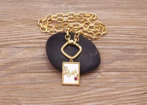 Collana con catena in oro spessa con ciondolo con lettere MAMA e dettagli di cuore.