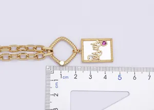 Dettaglio della collana punk placcata in oro con ciondolo lettera MAMA e cuori di cristallo.