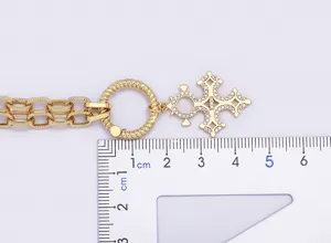 Collana con croce punk placcata in oro 18K con ciondolo dettagliato e righello di misura.
