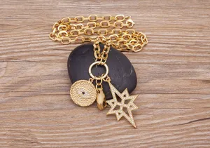 Collana stile punk placcata oro con ciondoli multipli occhio e stella dettaglio.