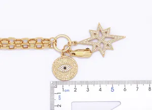 Collana punk placcata in oro con ciondoli malocchio e stella, vista dettagliata.