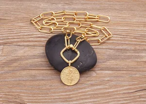 Dettaglio ravvicinato della collana con ciondolo a moneta di serpente d'oro in stile punk.