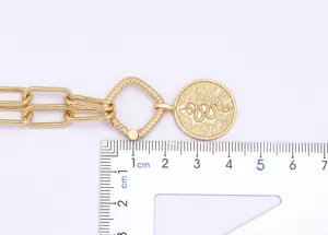 Collana multistrato punk placcata oro 18k con dettaglio pendente moneta serpente vintage.
