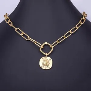 Collana con catena a maglie spesse placcata in oro con ciondolo a moneta di leone.