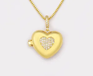 Collar con colgante de medallón de corazón bañado en oro con micro diamantes detalle.
