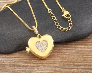 Collar con colgante de corazón dorado con piedras de circonita, cadena elegante y cierre.