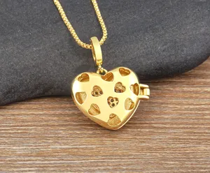 Collar con colgante de medallón de corazón chapado en oro con diseño calado y apertura.