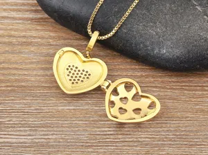 Collar con colgante de medallón de corazón bañado en oro micro pavé joya elegante