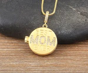 Collar de medallon redondo chapado en oro con colgante circonita best mom ever detalle.