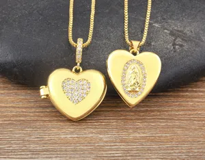 Primer plano detallado de collares con colgante de medallón de corazón chapados en oro con estrás.