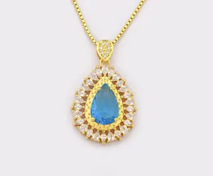 Collana con pendente in pietra blu a pera dorata con dettagli in zirconi scintillanti.