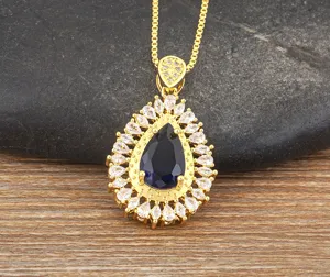 Vista dettagliata della collana con pendente in zircone blu a pera e pietre scintillanti.