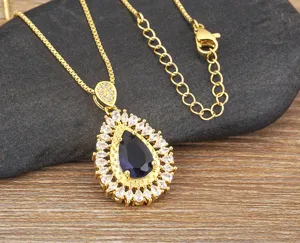 Primo piano dettagliato della collana con ciondolo in zirconia cubica a goccia dorata.