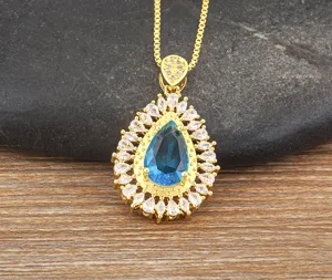 Stupenda collana con ciondolo in zircone blu a goccia placcato oro 18k con pietre.