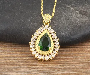 Dettaglio collana con pendente in zircone goccia verde placcato oro 18k, lucentezza.