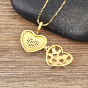 Collar con colgante de medallón de corazón chapado en oro con circonitas micro pavé para mujer moda