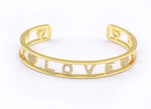 Vergoldeter Armreif mit LOVE-Buchstaben und hohlem Herz-Design mit Zirkonia für Damen.