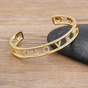18k Vergoldeter Kupfer Hohler Herz Armreif Einstellbar Offener Doppelstöckiger Manschettenarmband Mit Strass Buchstaben LOVE Dekor Für Damen