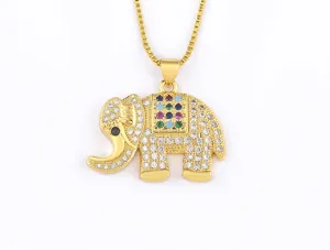Primer plano del colgante de elefante dorado detallado con piedras brillantes.