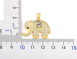 Colgante de elefante bañado en oro con piedras de circonita coloridas estilo