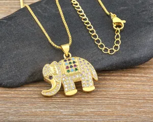 Primer plano del exquisito colgante de elefante de oro micro-pave con gemas de colores.
