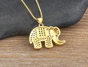 Collar con elegante colgante de elefante bañado en oro con circonitas brillantes.