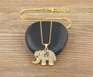 Collar con colgante de elefante bañado en oro con circonitas cúbicas y pedrería de colores.