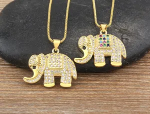 Collar con colgante de elefante de cristal micro pavé chapado en oro vista detallada.