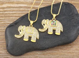 Exquisito collar con colgante de elefante bañado en oro con circonitas micro pavé.