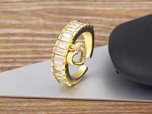Detailansicht des verstellbaren 18K vergoldeten Zirkonia Rings mit funkelndem Herz Anhänger.