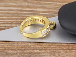 Detaillierte Ansicht des charmanten kupfernen 18K vergoldeten Baguette Zirkonia Rings.